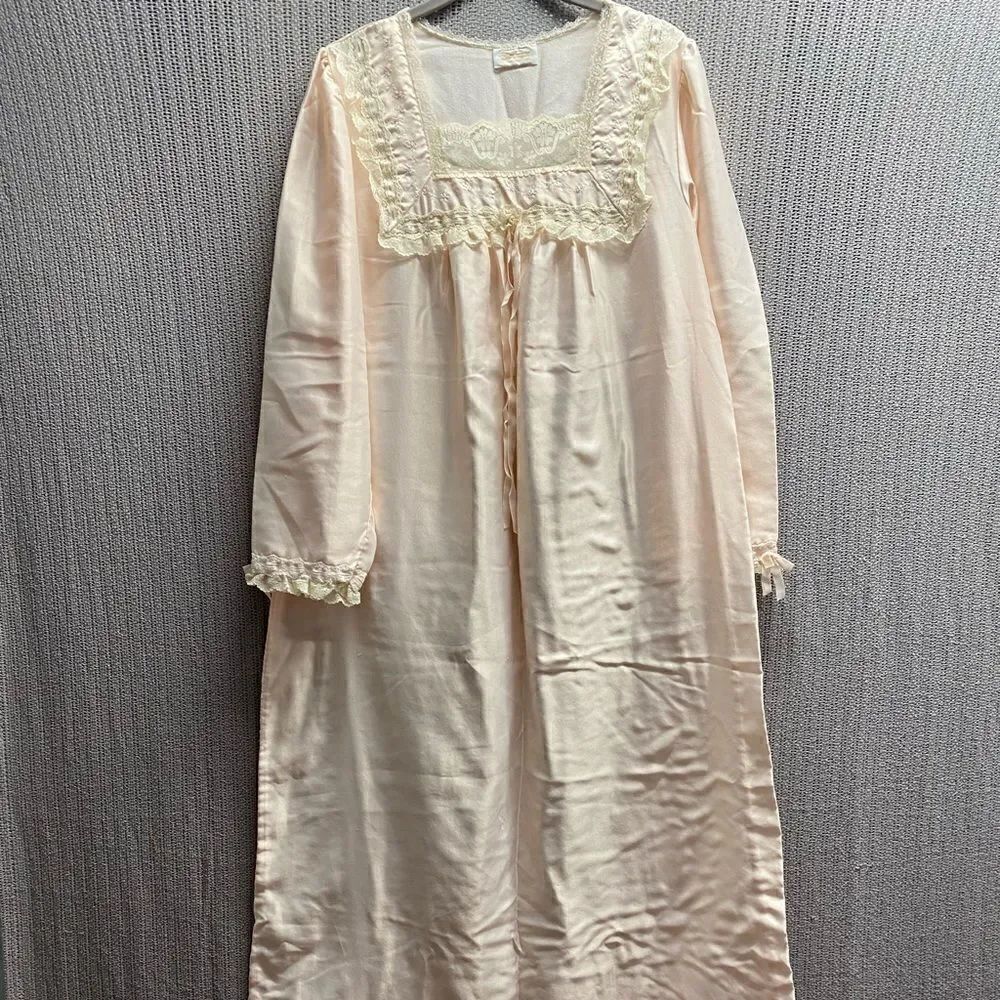 vintage Barbizon peachy pink lace floral nightgown/lingerie size med